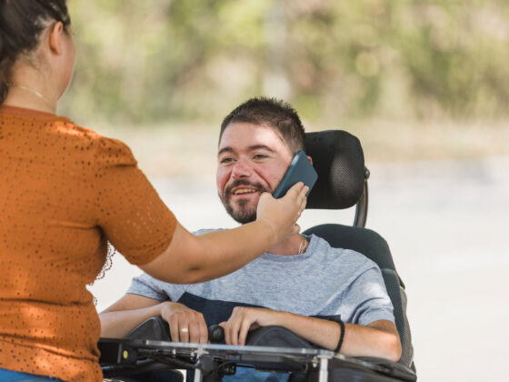 Asistent pomaga invalidu telefonirati / komunicirati.